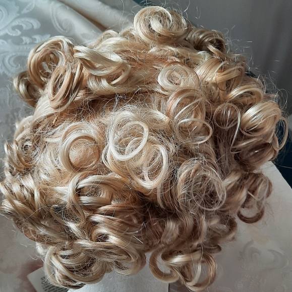 Short Blond Curly Wig - Picture 3 of 4
